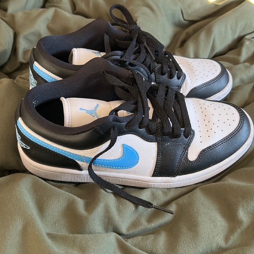 Jordan’s 1 university blue white worn very few times